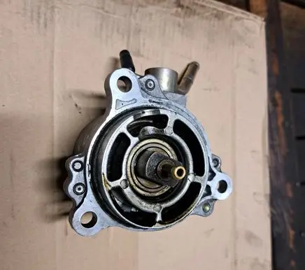 Mazda 6 Vacuum pump X2T58172