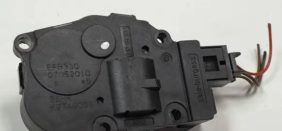 Mercedes-Benz E W212 A/C air flow flap actuator/motor EFB330