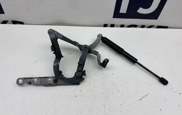 Engine bonnet/hood hinges