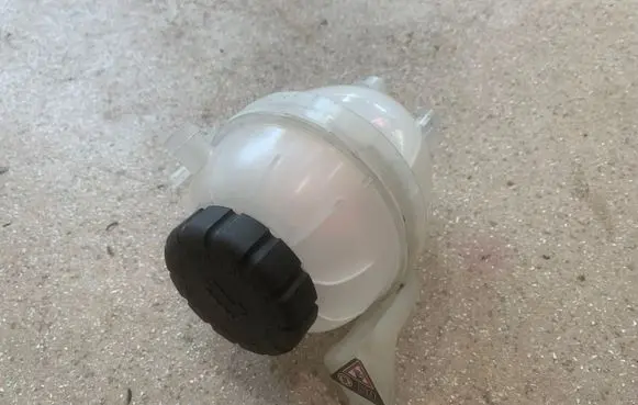 Mercedes-Benz S W222 Coolant expansion tank/reservoir A2225000549