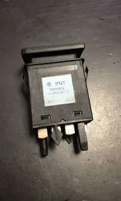 Volkswagen Golf IV Windscreen/window heater switch 1J0959621C