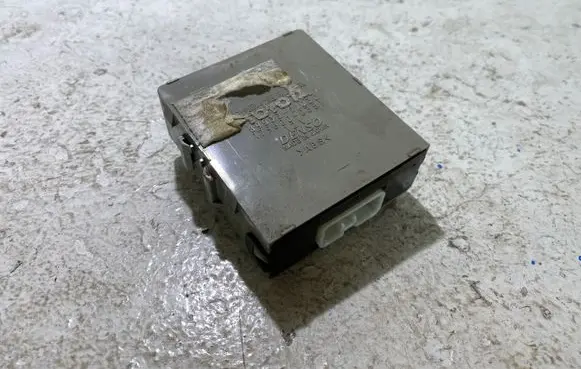 Toyota Hilux (AN10, AN20, AN30) Transfer box differential control unit 8953371030 1796000351