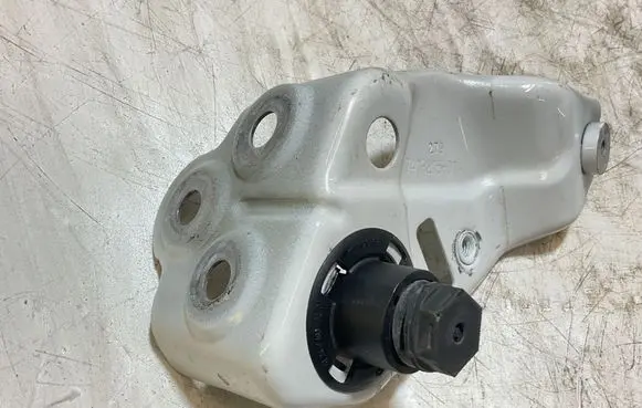 BMW X5 G05 Fender mounting bracket 7418215