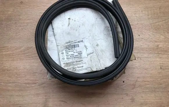 Audi A6 S6 C6 4F Rubber seal front door (on door) 8T0854543E