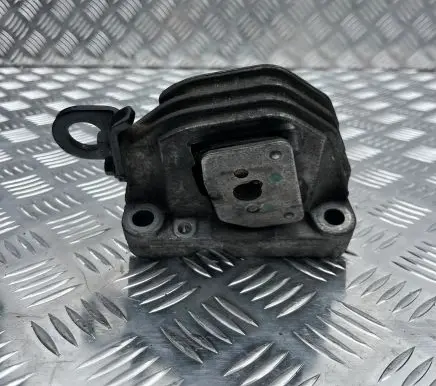 Volvo V70 Engine mount bracket
