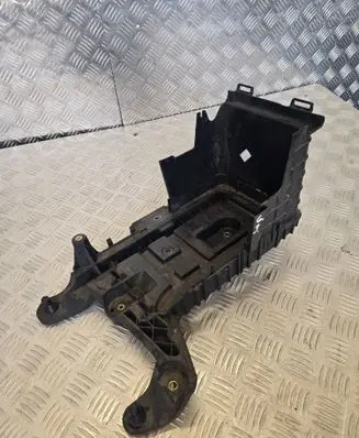 Volkswagen Tiguan Battery tray 1K0915333