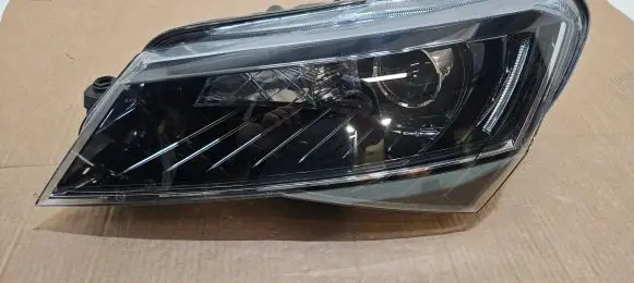 Skoda Superb B8 (3V) Headlight/headlamp 3V1941015B 1ZS01193925