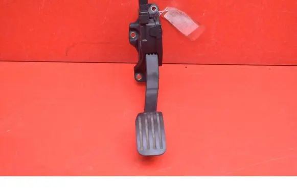 Accelerator throttle pedal