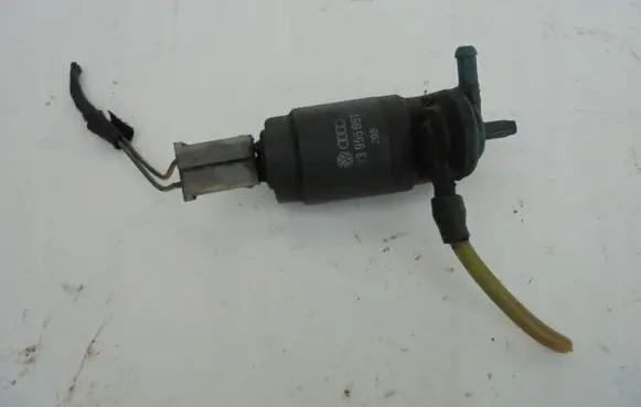 Volkswagen Multivan T4 Windscreen/windshield washer pump 333955651