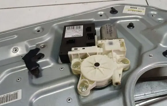 Volvo V50 Front door window regulator motor 30737675