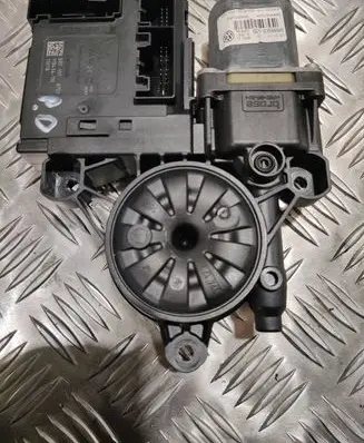 Volkswagen PASSAT B7 Front door window regulator motor 3C0959792C 3AA959702A