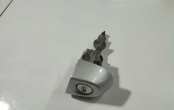 BMW 3 E90 E91 Front door lock (next to the handle) 