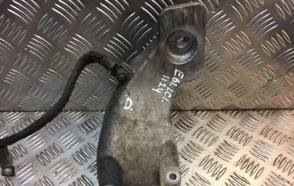 BMW 5 E60 E61 Engine mounting bracket 6777056