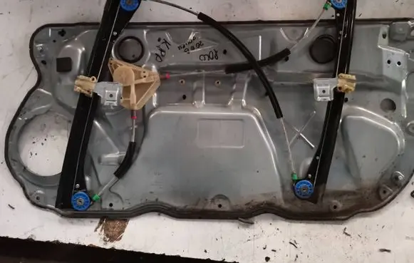 Volkswagen Polo IV 9N3 Front door window regulator with motor 6Q3837755A 26361