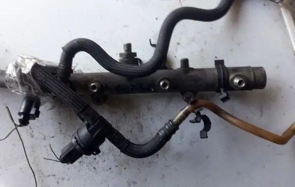 Audi A6 S6 C6 4F Fuel distributor 059130090J