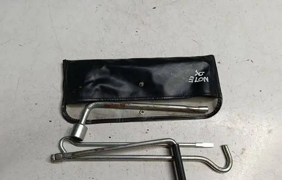 Nissan Note (E12) Tool set 