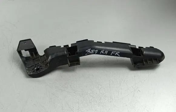 Honda CR-V Front bumper mounting bracket 712303B4