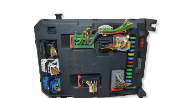 Peugeot 207 Fuse module 9664983080