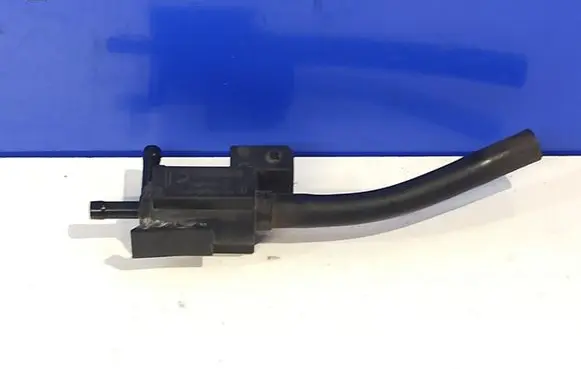 Engine mount vacuum valve