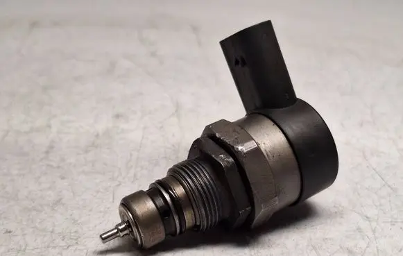 BMW 5 E60 E61 Fuel pressure regulator 0281002481 13537805733 13537788685