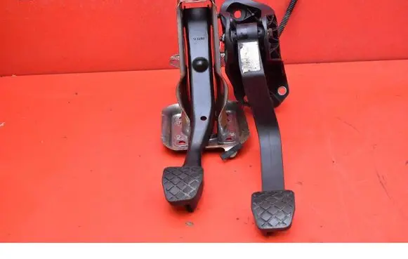 Volkswagen Golf Plus Accelerator throttle pedal 1K1721117H