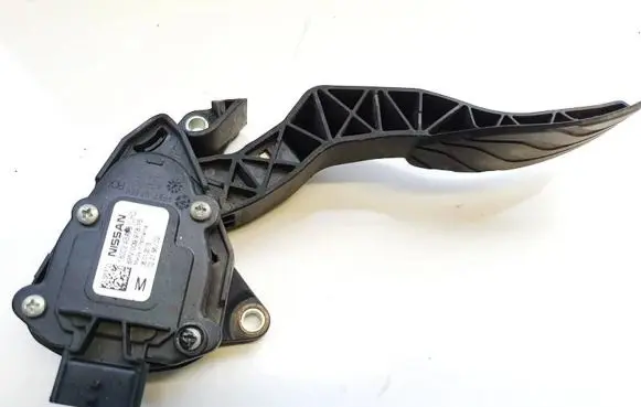 Accelerator throttle pedal