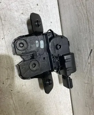 Renault Clio V Tailgate lock latch 905039221R