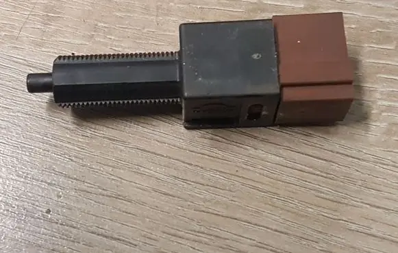 Subaru Impreza I Brake pedal sensor switch 5X19U