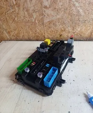 Opel Astra H Fuse module 13220831 24453850 5DK00866953