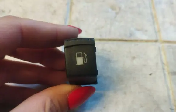 Volkswagen PASSAT B5.5 Fuel tank opening switch 1J0959833A