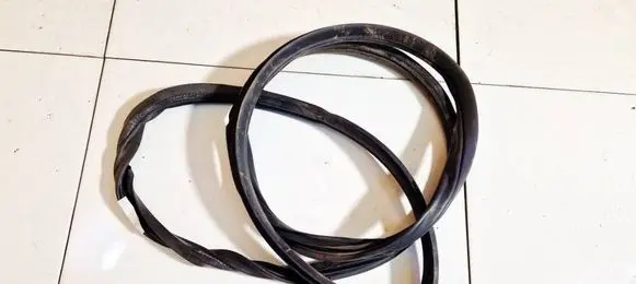 Honda FR-V Rubber seal front coupe door 