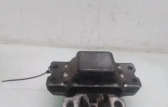 Volkswagen Golf V Engine mount bracket