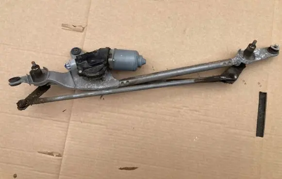 Suzuki Grand Vitara II Front wiper linkage and motor 65J00