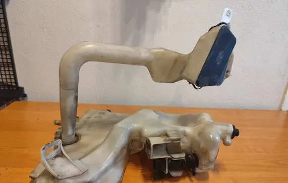 Windshield washer fluid reservoir/tank