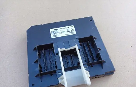 Volkswagen PASSAT B8 Gateway control module 5Q0937086AJ