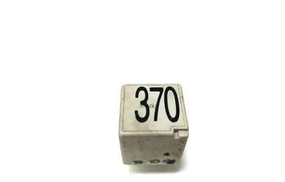 Volkswagen PASSAT B5.5 Other relay 8D0951253