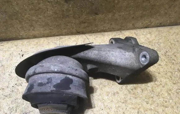 Mercedes-Benz E W124 Engine mounting bracket 1022234204
