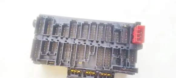 Volkswagen PASSAT B4 Fuse box set 357937039