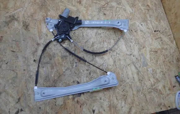 Opel Insignia B Front door window regulator with motor