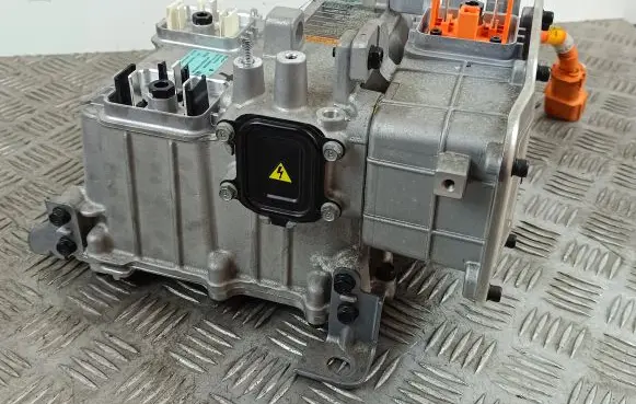 Voltage converter inverter