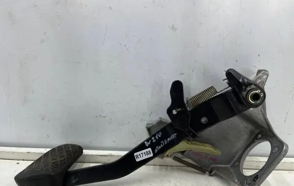 Mercedes-Benz E W210 Brake pedal 2102900619
