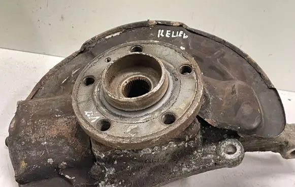 Volvo V70 Front wheel hub 9461944