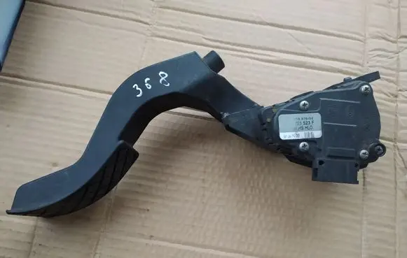 Volkswagen PASSAT B5.5 Accelerator throttle pedal 8D1721523F 00837603