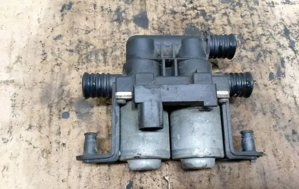 BMW 5 E39 Coolant heater control valve 8374995 1147412137