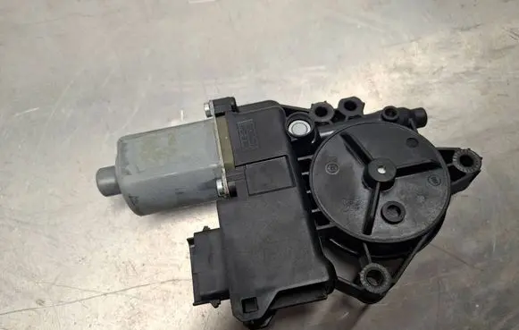Hyundai i30 Front door window regulator motor 1137328458