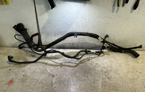 Jeep Grand Cherokee WL Fuel tank filler neck pipe 068461478AB 62547C P68461478AB