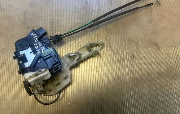 KIA Sorento Front door lock 5220SXM0D0