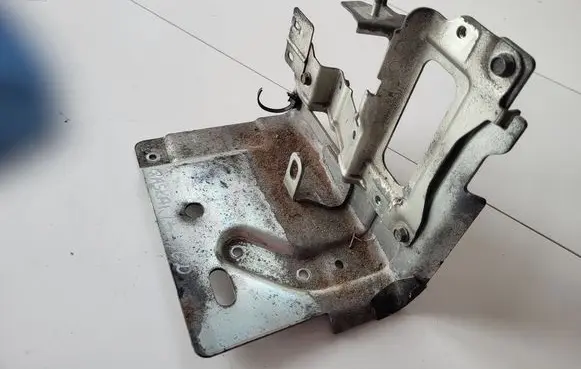 Nissan Qashqai Battery bracket 