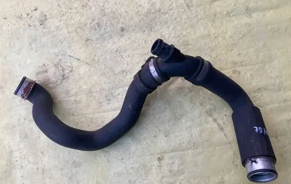 Mercedes-Benz C W203 Engine coolant pipe/hose A2035015582