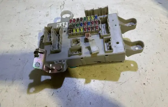 Toyota Land Cruiser (J120) Fuse module 8198050030 0665004650